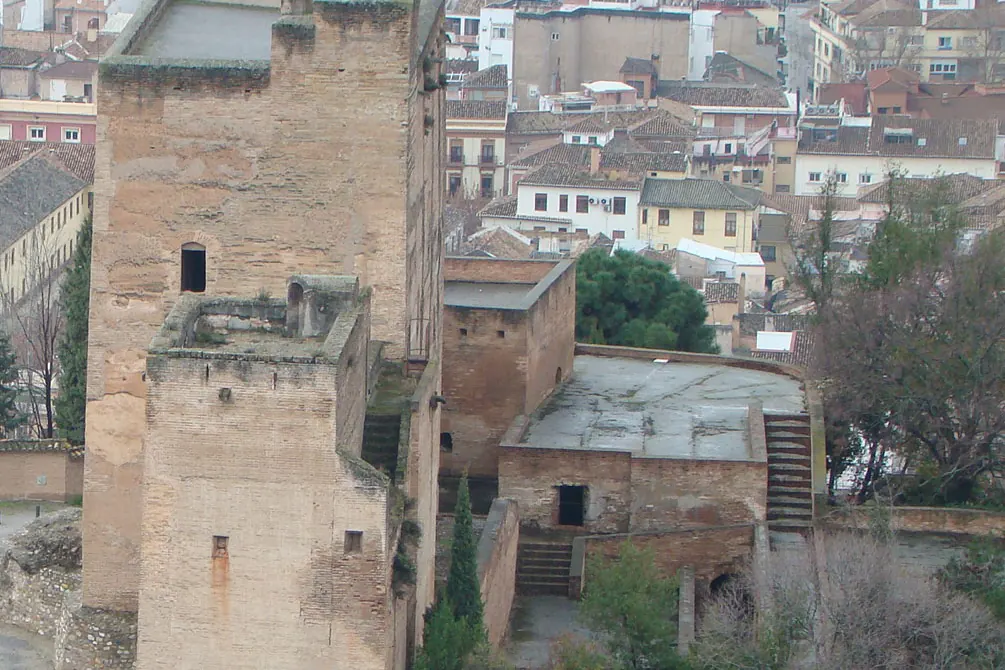 Due alte torri in mattoni e terra battuta con tetto piano e scale in pietra, viste dall'alto con i tetti di Granada sullo sfondo