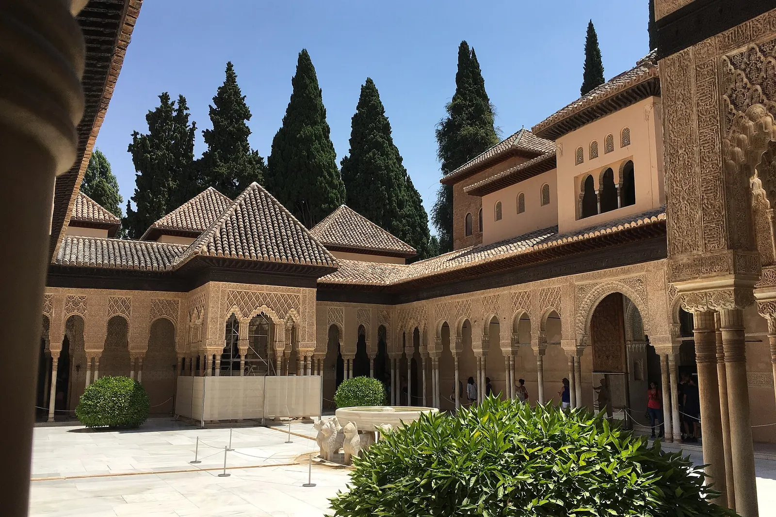 Il Cortile dei Leoni dell'Alhambra, con le sue colonne slanciate, i portici e una fontana centrale con sculture di leoni